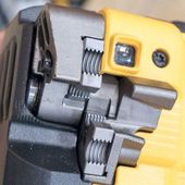 Аккумуляторный резчик шпилек DeWALT DCS350N, фото , изображение 4 | SNABZHENIE.com.ua