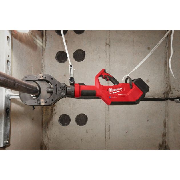 Кабелерез гидравлический аккумуляторный MILWAUKEE M18 HSFC125R-802C (ЗУ+2ак.Х8Ач+кейс) FORGE™, фото , зображення 4 | SNABZHENIE.com.ua Кабелерез гидравлический аккумуляторный MILWAUKEE M18 HSFC125R-802C (ЗУ+2ак.Х8Ач+кейс) FORGE™, фото , зображення 4 | SNABZHENIE.com.ua
