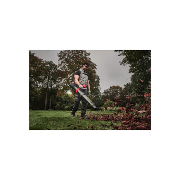 Воздуходувка ранцевая аккумуляторная MILWAUKEE M18 F2BPB-124 (2Х18В) FORGE™ (ЗУ+4акк.Х12Ач), фото , зображення 5 | SNABZHENIE.com.ua Воздуходувка ранцевая аккумуляторная MILWAUKEE M18 F2BPB-124 (2Х18В) FORGE™ (ЗУ+4акк.Х12Ач), фото , зображення 5 | SNABZHENIE.com.ua