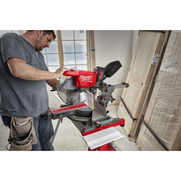 Пила торцовочная аккумуляторная бесщеточная MILWAUKEE M18 FMS305-121 (Ø305мм) (ЗУ+1ак.Х12Ач) FORGE™, фото , изображение 4 | SNABZHENIE.com.ua Пила торцовочная аккумуляторная бесщеточная MILWAUKEE M18 FMS305-121 (Ø305мм) (ЗУ+1ак.Х12Ач) FORGE™, фото , изображение 4 | SNABZHENIE.com.ua