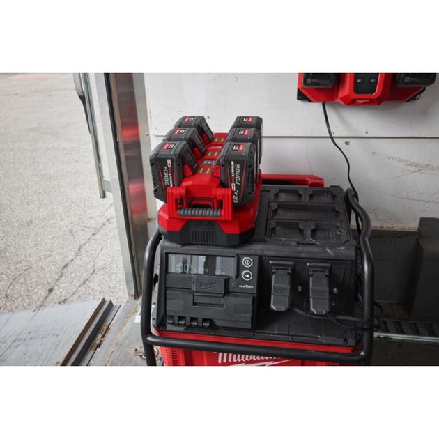 Зарядное устройство MILWAUKEE, M18 MPC6EU на 6 аккумуляторов PACKOUT, фото , зображення 2 | SNABZHENIE.com.ua