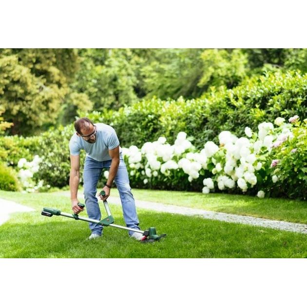 Bosch Тример садовий акумуляторний UniversalGrassCut 18V-260 1х2.5А·год 26см 2.3кг, фото , зображення 6 | SNABZHENIE.com.ua Bosch Тример садовий акумуляторний UniversalGrassCut 18V-260 1х2.5А·год 26см 2.3кг, фото , зображення 6 | SNABZHENIE.com.ua