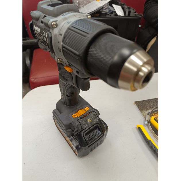 Набор из двух инструментов аккумуляторных бесщеточных McLaren F1 TEAM LIMITED EDITION DeWALT DCK200MP2T, фото , изображение 17 | SNABZHENIE.com.ua Набор из двух инструментов аккумуляторных бесщеточных McLaren F1 TEAM LIMITED EDITION DeWALT DCK200MP2T, фото , изображение 17 | SNABZHENIE.com.ua