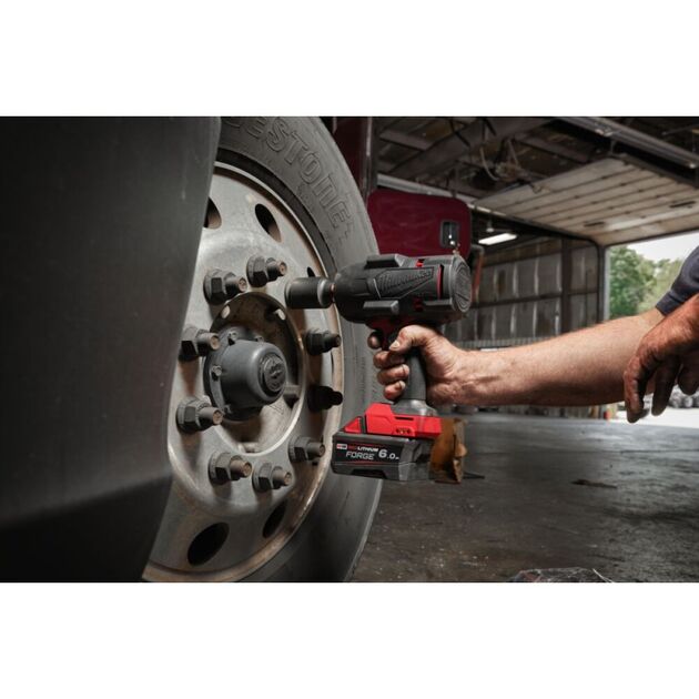 Гайковерт аккумуляторный бесщёточный MILWAUKEE 1/2" (2034 Нм) M18 FHIWF2F12MC-502X жилетка + фонарь, фото , зображення 4 | SNABZHENIE.com.ua Гайковерт аккумуляторный бесщёточный MILWAUKEE 1/2" (2034 Нм) M18 FHIWF2F12MC-502X жилетка + фонарь, фото , зображення 4 | SNABZHENIE.com.ua