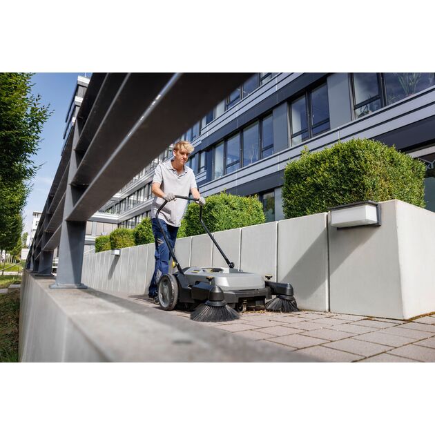 Підмітальна машина професійна Karcher KM 70/20 C 2SB ручна захват 98см контейнер 45л 22кг, фото , изображение 5 | SNABZHENIE.com.ua Підмітальна машина професійна Karcher KM 70/20 C 2SB ручна захват 98см контейнер 45л 22кг, фото , изображение 5 | SNABZHENIE.com.ua