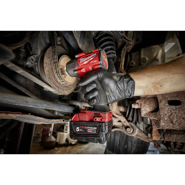 Гайковерт аккумуляторный бесщёточный MILWAUKEE 1/2" (881 Нм) M18 FMTIW2F12-0 + M18 B5 подарок, фото , зображення 4 | SNABZHENIE.com.ua Гайковерт аккумуляторный бесщёточный MILWAUKEE 1/2" (881 Нм) M18 FMTIW2F12-0 + M18 B5 подарок, фото , зображення 4 | SNABZHENIE.com.ua