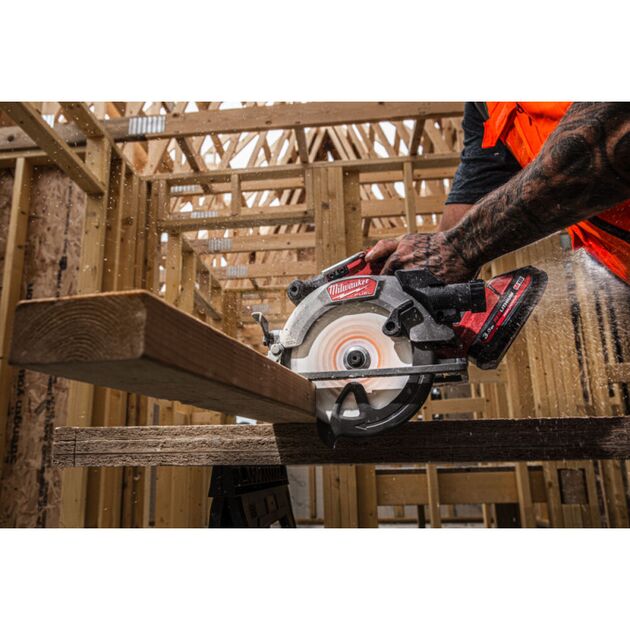 Пила дисковая акумуляторная бесщёточная MILWAUKEE M18 FCS552-0, Ø165мм (каркас) + M18 B5 подарок, фото , изображение 4 | SNABZHENIE.com.ua Пила дисковая акумуляторная бесщёточная MILWAUKEE M18 FCS552-0, Ø165мм (каркас) + M18 B5 подарок, фото , изображение 4 | SNABZHENIE.com.ua