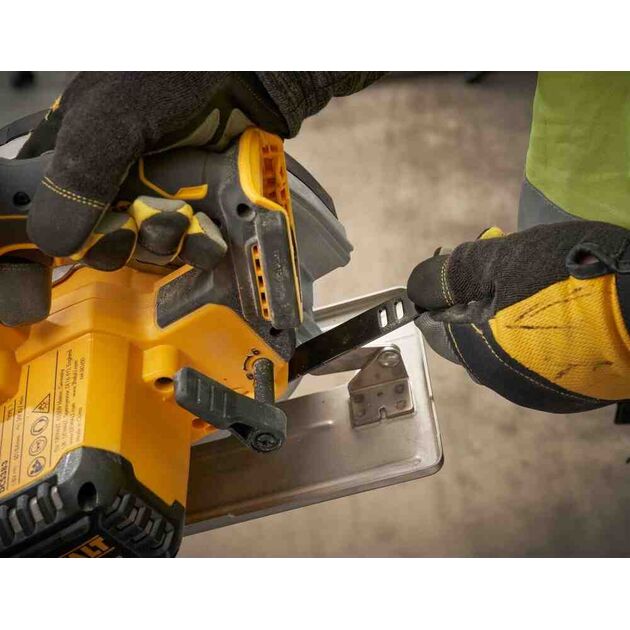 Пила дисковая по металлу аккумуляторная DeWALT DCS383N, фото , изображение 8 | SNABZHENIE.com.ua Пила дисковая по металлу аккумуляторная DeWALT DCS383N, фото , изображение 8 | SNABZHENIE.com.ua