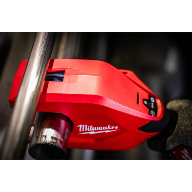 Труборез аккумуляторный по нержавеющей стали MILWAUKEE M12 PCSS54-402C до 54мм (ЗУ+2акк.Х4Ач+кейс), фото , зображення 6 | SNABZHENIE.com.ua Труборез аккумуляторный по нержавеющей стали MILWAUKEE M12 PCSS54-402C до 54мм (ЗУ+2акк.Х4Ач+кейс), фото , зображення 6 | SNABZHENIE.com.ua