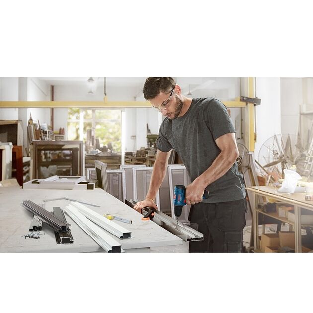 BOSCH Аккумуляторная дрель-шуруповерт + Фонарик GLI 12V-300, фото , изображение 2 | SNABZHENIE.com.ua