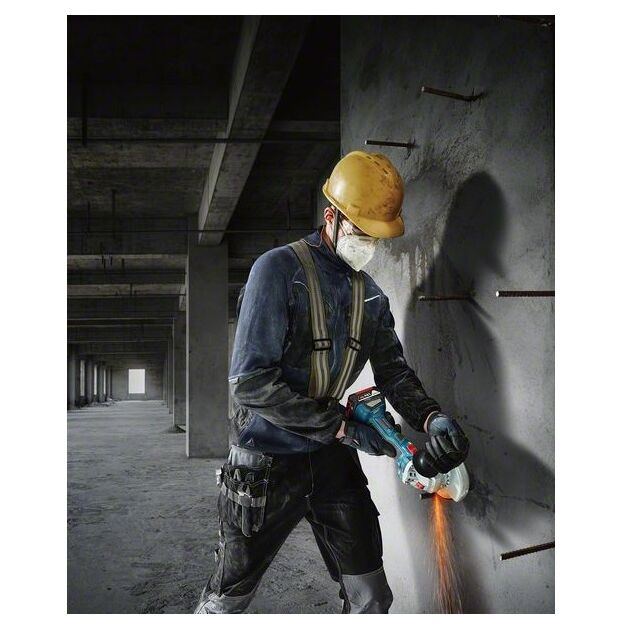 BOSCH Аккумуляторная угловая шлифовальная машина, “болгарка с 2-мя литий-ионными аккумуляторами 4,0 A • ч, фото , зображення 2 | SNABZHENIE.com.ua