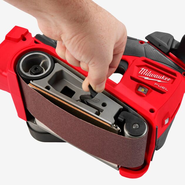 Milwaukee Шлифмашина ленточная аккумуляторная, фото , зображення 4 | SNABZHENIE.com.ua