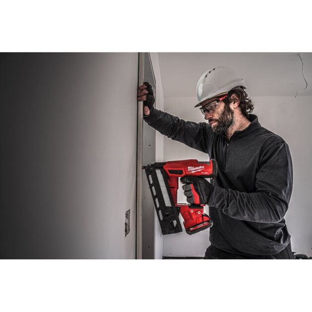 Гвоздезабивной аккумуляторный пистолет 16GA MILWAUKEE M18 FN16GA-202X, фото , изображение 6 | SNABZHENIE.com.ua