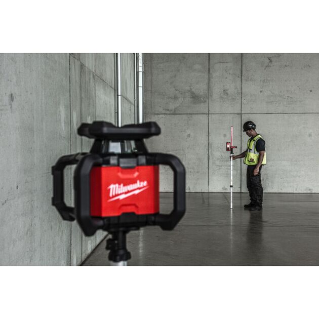 Шкала для нивелира SR240 , высота 2,4 м MILWAUKEE, фото , зображення 2 | SNABZHENIE.com.ua