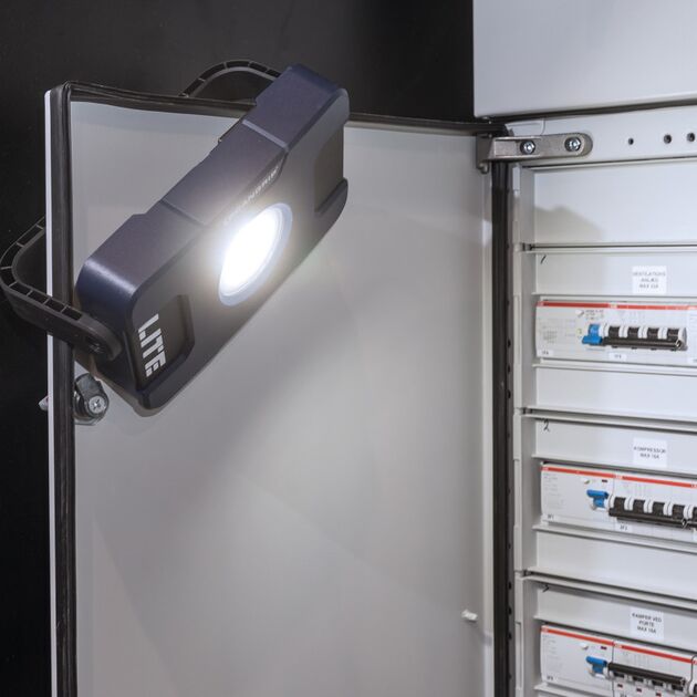 Переносний прожектор 2000 люмен FLOOD LITE M SCANGRIP (з диммером і USB-портом), фото , зображення 2 | SNABZHENIE.com.ua
