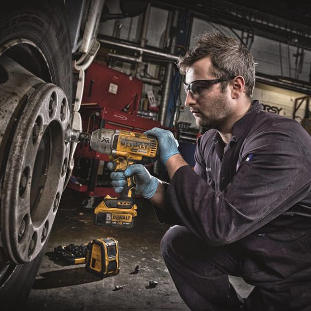 Гайковёрт ударный аккумуляторный DeWALT DCF899HNT бесщеточный, фото , изображение 5 | SNABZHENIE.com.ua Гайковёрт ударный аккумуляторный DeWALT DCF899HNT бесщеточный, фото , изображение 5 | SNABZHENIE.com.ua