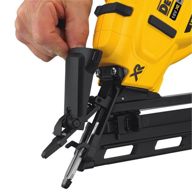 Аккумуляторный гвоздезабиватель DeWALT DCN650P2, фото , изображение 5 | SNABZHENIE.com.ua Аккумуляторный гвоздезабиватель DeWALT DCN650P2, фото , изображение 5 | SNABZHENIE.com.ua