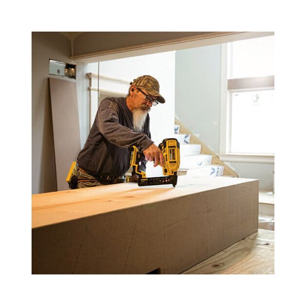 Аккумуляторный гвоздезабиватель DeWALT DCN681N, фото , изображение 8 | SNABZHENIE.com.ua