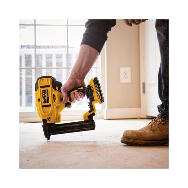 Аккумуляторный гвоздезабиватель DeWALT DCN681N, фото , изображение 9 | SNABZHENIE.com.ua