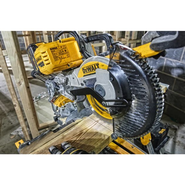 Пила торцовочная DeWALT DCS727N аккумуляторная бесщёточная, фото , изображение 7 | SNABZHENIE.com.ua Пила торцовочная DeWALT DCS727N аккумуляторная бесщёточная, фото , изображение 7 | SNABZHENIE.com.ua