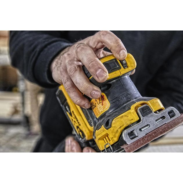 Шліфмашина вібраційна акумуляторна DeWALT DCW200N, фото , зображення 9 | SNABZHENIE.com.ua Шліфмашина вібраційна акумуляторна DeWALT DCW200N, фото , зображення 9 | SNABZHENIE.com.ua