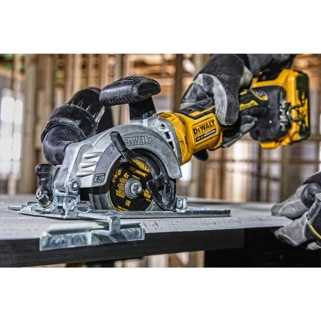 Дисковая аккумуляторная пила DeWALT DCS571P2 бесщёточная, фото , изображение 7 | SNABZHENIE.com.ua