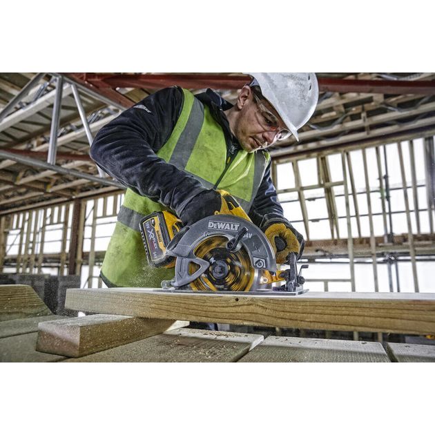 Аккумуляторная дисковая пила DeWALT DCS578T2, фото , изображение 4 | SNABZHENIE.com.ua Аккумуляторная дисковая пила DeWALT DCS578T2, фото , изображение 4 | SNABZHENIE.com.ua
