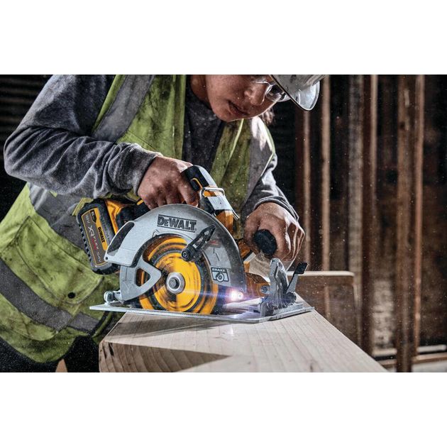 Дисковая аккумуляторная пила DeWALT DCS573T1, бесщеточная, фото , изображение 4 | SNABZHENIE.com.ua Дисковая аккумуляторная пила DeWALT DCS573T1, бесщеточная, фото , изображение 4 | SNABZHENIE.com.ua