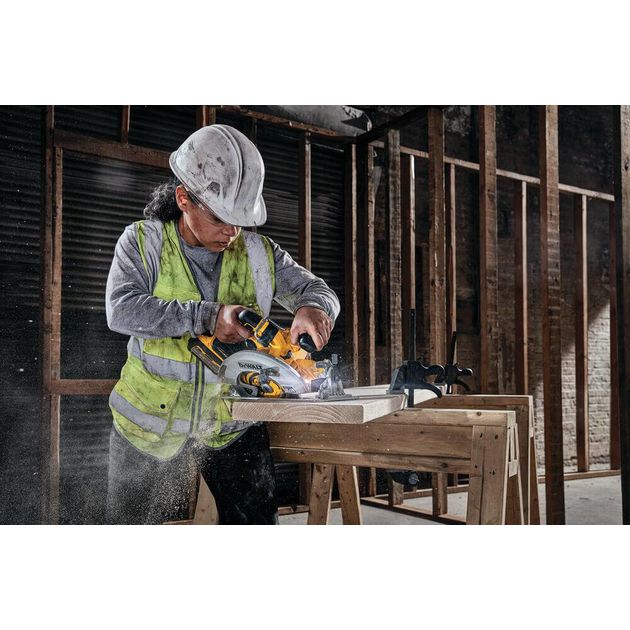 Дисковая аккумуляторная пила DeWALT DCS573T1, бесщеточная, фото , изображение 5 | SNABZHENIE.com.ua Дисковая аккумуляторная пила DeWALT DCS573T1, бесщеточная, фото , изображение 5 | SNABZHENIE.com.ua