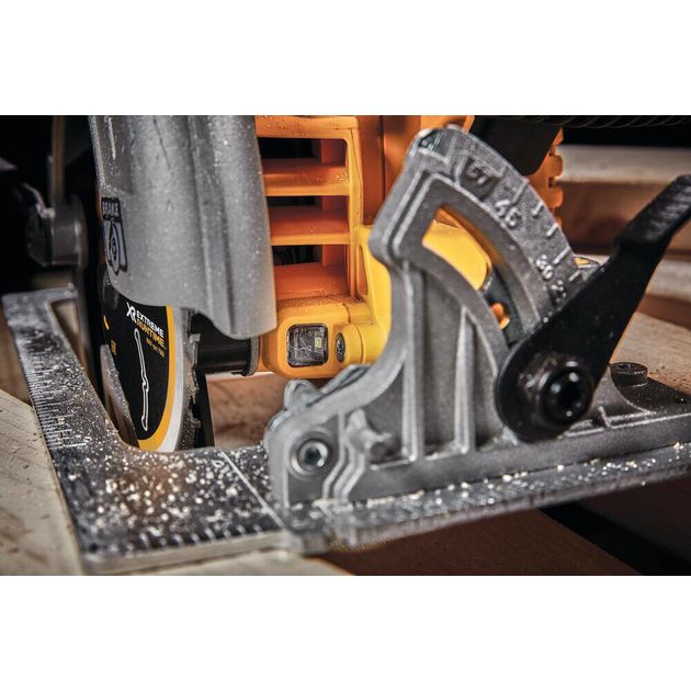 Дисковая аккумуляторная пила DeWALT DCS573T1, бесщеточная, фото , изображение 10 | SNABZHENIE.com.ua Дисковая аккумуляторная пила DeWALT DCS573T1, бесщеточная, фото , изображение 10 | SNABZHENIE.com.ua