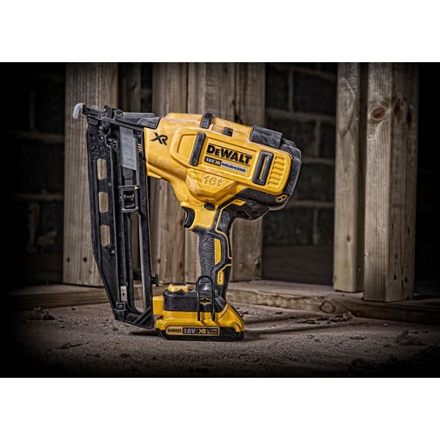 Аккумуляторный бесщёточный скобозабивной степлер DeWALT DCN662D2, фото , изображение 5 | SNABZHENIE.com.ua Аккумуляторный бесщёточный скобозабивной степлер DeWALT DCN662D2, фото , изображение 5 | SNABZHENIE.com.ua
