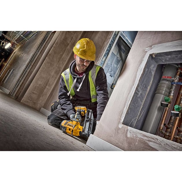 Аккумуляторный бесщёточный скобозабивной степлер DeWALT DCN662D2, фото , изображение 6 | SNABZHENIE.com.ua Аккумуляторный бесщёточный скобозабивной степлер DeWALT DCN662D2, фото , изображение 6 | SNABZHENIE.com.ua