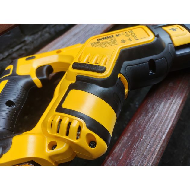 Аккумуляторная сабельная пила DeWALT DCS367NT, фото , изображение 11 | SNABZHENIE.com.ua Аккумуляторная сабельная пила DeWALT DCS367NT, фото , изображение 11 | SNABZHENIE.com.ua