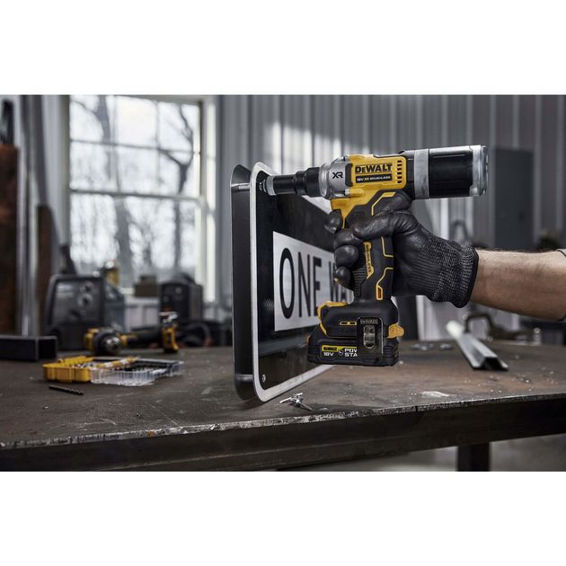 Заклепочник акумуляторний безщітковий DeWALT DCF414NT, фото , зображення 8 | SNABZHENIE.com.ua Заклепочник акумуляторний безщітковий DeWALT DCF414NT, фото , зображення 8 | SNABZHENIE.com.ua