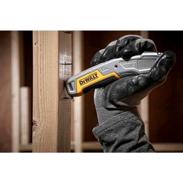 Нож с выдвижным лезвием DeWALT DWHT10054-0 для отделочных работ, фото , изображение 3 | SNABZHENIE.com.ua Нож с выдвижным лезвием DeWALT DWHT10054-0 для отделочных работ, фото , изображение 3 | SNABZHENIE.com.ua