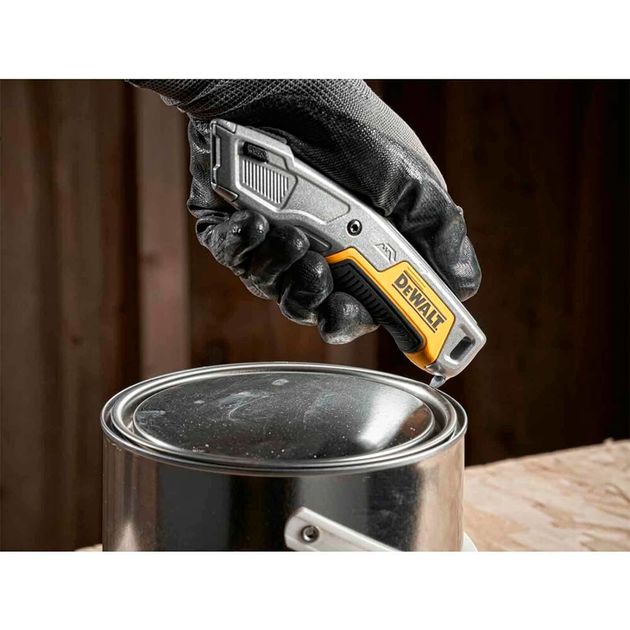 Нож с выдвижным лезвием DeWALT DWHT10054-0 для отделочных работ, фото , изображение 4 | SNABZHENIE.com.ua Нож с выдвижным лезвием DeWALT DWHT10054-0 для отделочных работ, фото , изображение 4 | SNABZHENIE.com.ua
