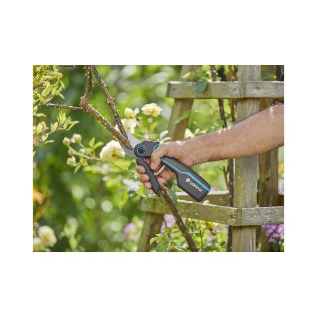 Секатор Gardena AssistCut аккумуляторный, 25 мм, фото , изображение 2 | SNABZHENIE.com.ua Секатор Gardena AssistCut аккумуляторный, 25 мм, фото , изображение 2 | SNABZHENIE.com.ua