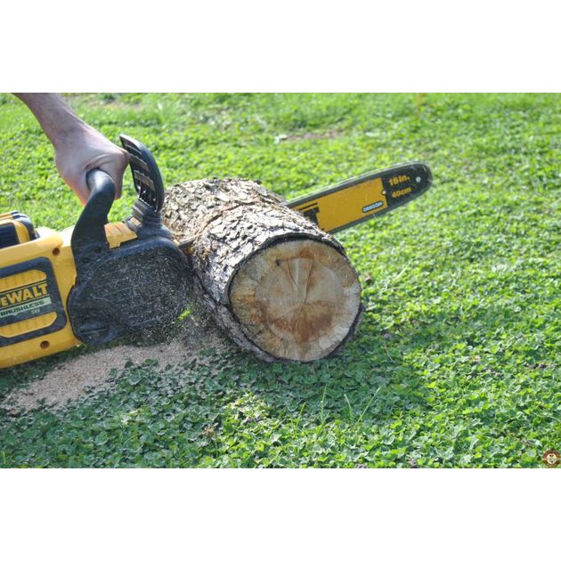 Цепная аккумуляторная электропила DeWALT DCM575N, фото , изображение 7 | SNABZHENIE.com.ua Цепная аккумуляторная электропила DeWALT DCM575N, фото , изображение 7 | SNABZHENIE.com.ua