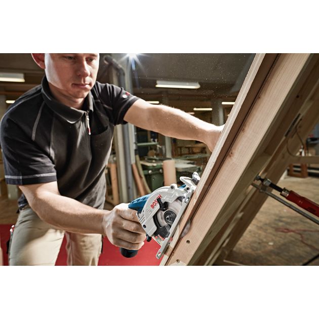 Аккумуляторная дисковая пила Bosch GKS 12V-26 (06016A1000), фото , изображение 4 | SNABZHENIE.com.ua Аккумуляторная дисковая пила Bosch GKS 12V-26 (06016A1000), фото , изображение 4 | SNABZHENIE.com.ua