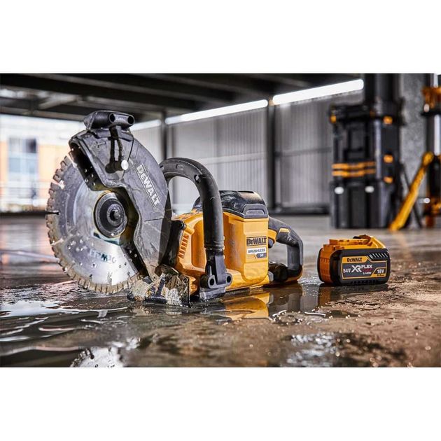 Аккумуляторная пила отрезная DeWALT DCS690N, 230 мм, фото , изображение 9 | SNABZHENIE.com.ua Аккумуляторная пила отрезная DeWALT DCS690N, 230 мм, фото , изображение 9 | SNABZHENIE.com.ua