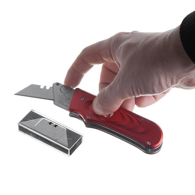 Нож трапециевидный 60x19мм с выдвижным лезвием INTERTOOL HT-0515, фото , изображение 4 | SNABZHENIE.com.ua