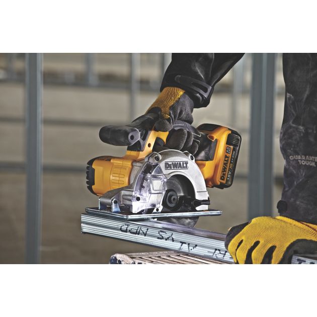 Дисковая аккумуляторная пила DeWALT XR FLEXVOLT DCS373NT, фото , изображение 4 | SNABZHENIE.com.ua Дисковая аккумуляторная пила DeWALT XR FLEXVOLT DCS373NT, фото , изображение 4 | SNABZHENIE.com.ua