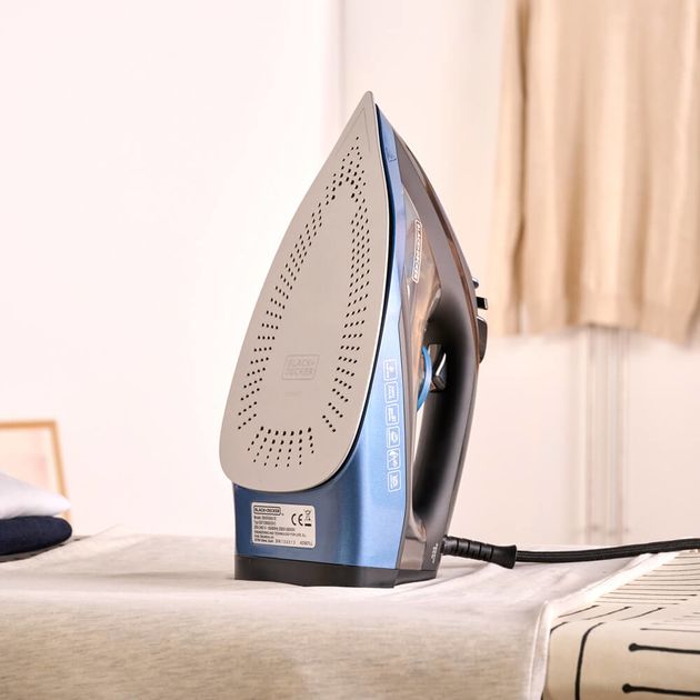 Утюг BLACK+DECKER BXIR2801E, 2800 Вт, паровой, с керамической подошвой, фото , изображение 3 | SNABZHENIE.com.ua Утюг BLACK+DECKER BXIR2801E, 2800 Вт, паровой, с керамической подошвой, фото , изображение 3 | SNABZHENIE.com.ua