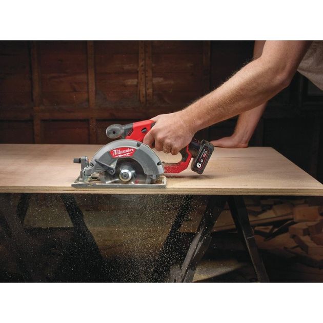 Акумуляторна циркулярна пила MILWAUKEE M12 CCS44-402C FUEL 4933448235, фото , зображення 9 | SNABZHENIE.com.ua Акумуляторна циркулярна пила MILWAUKEE M12 CCS44-402C FUEL 4933448235, фото , зображення 9 | SNABZHENIE.com.ua