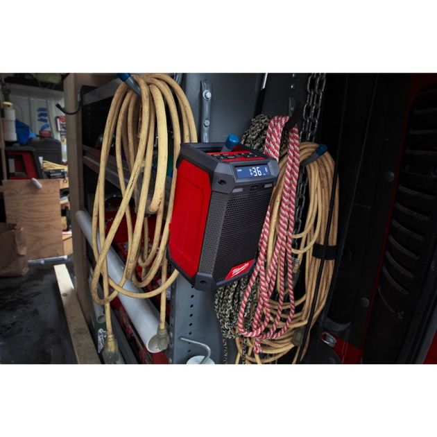 Аккумуляторное радио DAB+/Зарядное устройство Milwaukee M12 RCDAB+, фото , изображение 5 | SNABZHENIE.com.ua Аккумуляторное радио DAB+/Зарядное устройство Milwaukee M12 RCDAB+, фото , изображение 5 | SNABZHENIE.com.ua