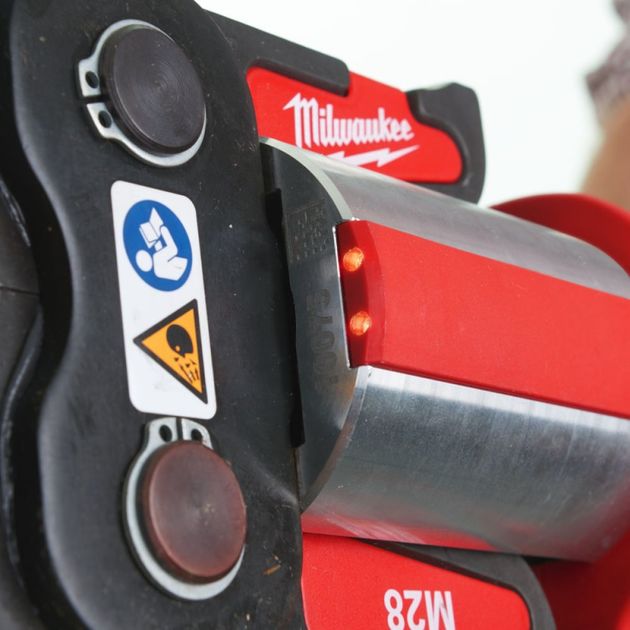 Акумуляторний компактний безщітковий інструмент для обжиму труб MILWAUKEE M18 BLHPT-202C FORCE LOGIC, фото , зображення 4 | SNABZHENIE.com.ua Акумуляторний компактний безщітковий інструмент для обжиму труб MILWAUKEE M18 BLHPT-202C FORCE LOGIC, фото , зображення 4 | SNABZHENIE.com.ua