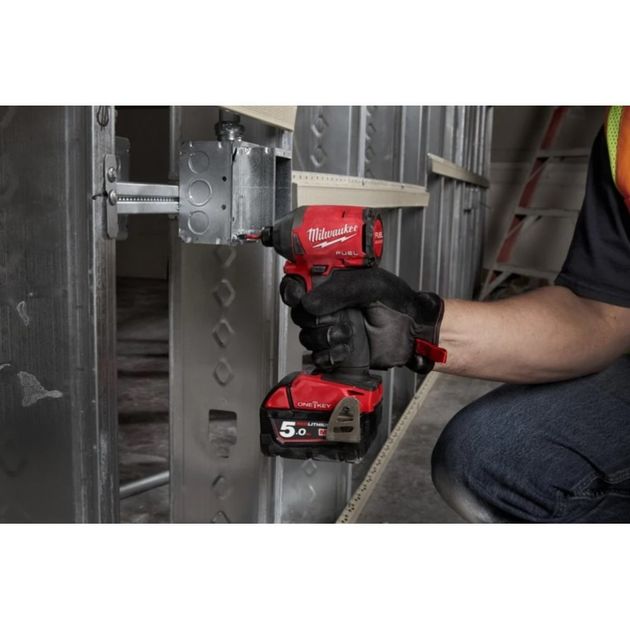 Шуруповерт ударный аккумуляторный MILWAUKEE M18 ONEID2-0X, 226 Нм, фото , изображение 10 | SNABZHENIE.com.ua Шуруповерт ударный аккумуляторный MILWAUKEE M18 ONEID2-0X, 226 Нм, фото , изображение 10 | SNABZHENIE.com.ua