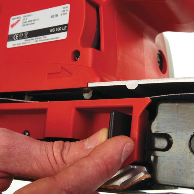 Шлифмашина ленточная MILWAUKEE BS 100 LE, ширина 100 мм (4) 4933385150, фото , изображение 3 | SNABZHENIE.com.ua Шлифмашина ленточная MILWAUKEE BS 100 LE, ширина 100 мм (4) 4933385150, фото , изображение 3 | SNABZHENIE.com.ua