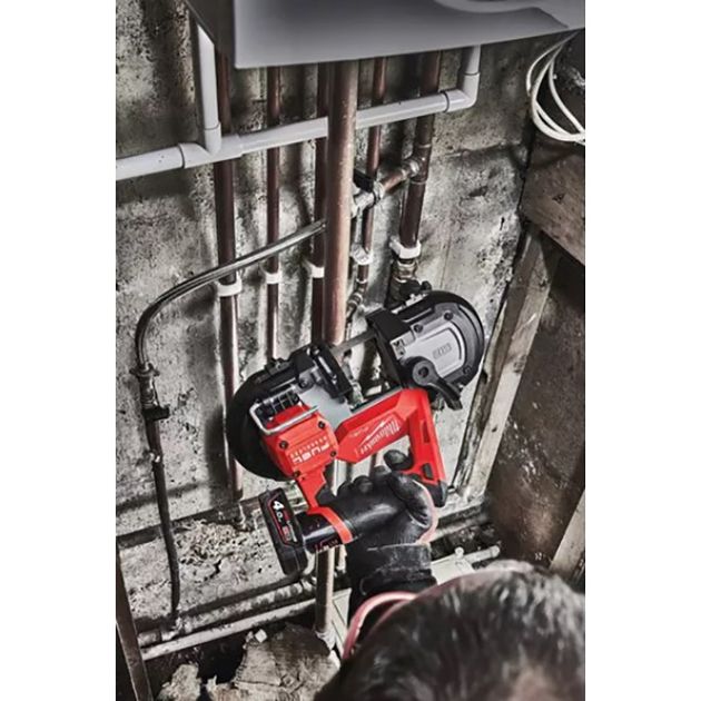 Субкомпактная ленточная пила MILWAUKEE M12 FUEL 64мм 4933478440, фото , изображение 7 | SNABZHENIE.com.ua Субкомпактная ленточная пила MILWAUKEE M12 FUEL 64мм 4933478440, фото , изображение 7 | SNABZHENIE.com.ua