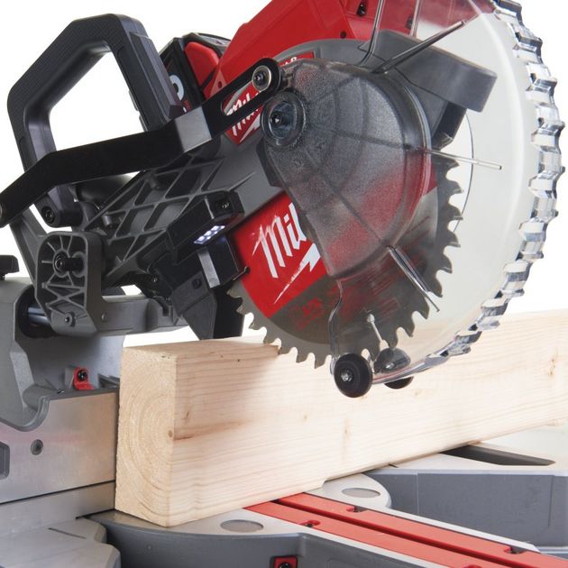 Торцовочная пила MILWAUKEE M18 FUEL 190 мм с двойным наклоном, фото , изображение 4 | SNABZHENIE.com.ua Торцовочная пила MILWAUKEE M18 FUEL 190 мм с двойным наклоном, фото , изображение 4 | SNABZHENIE.com.ua